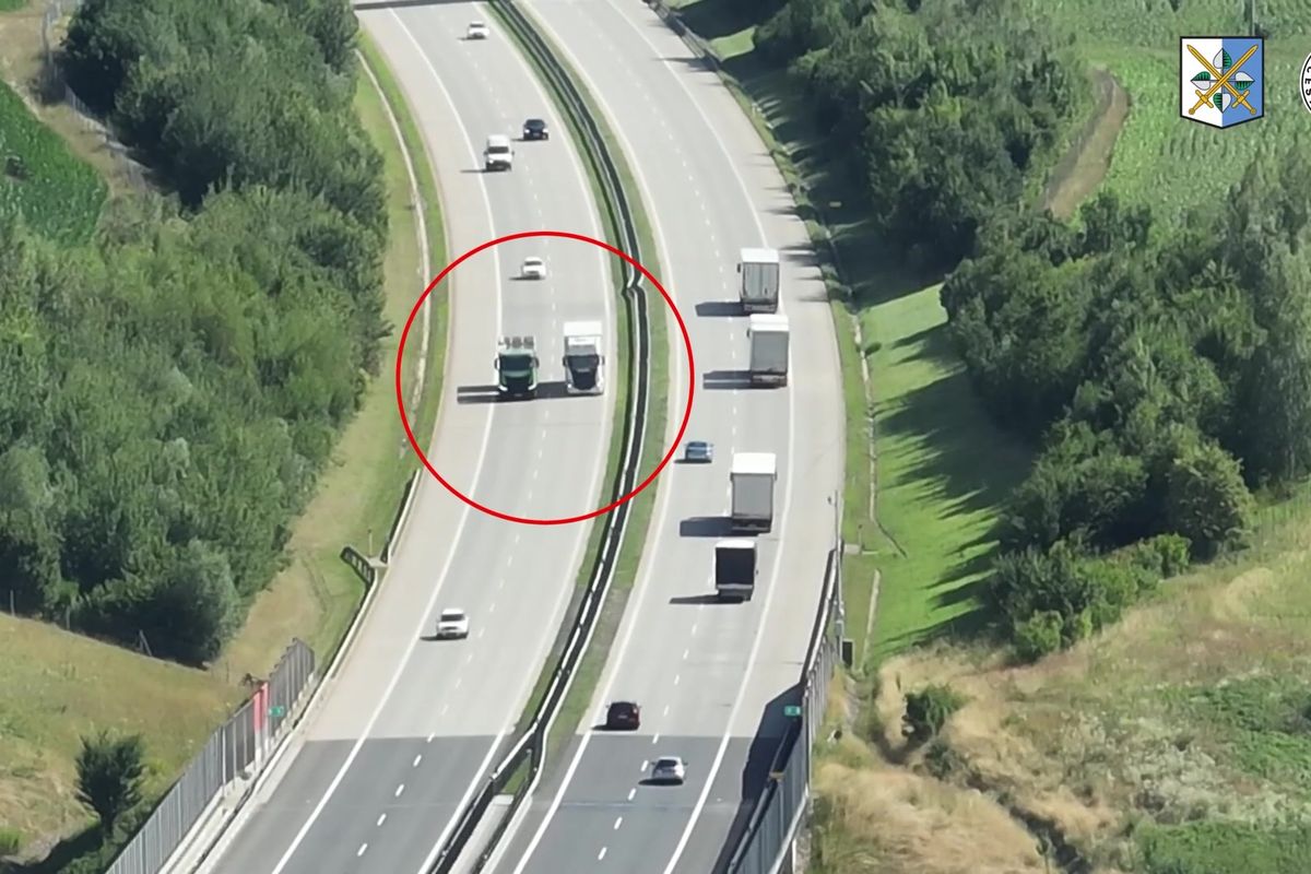 Sunuli se jako slimáci, přesto předjížděli. Policisté na D1 trestali pomalé kamioňáky