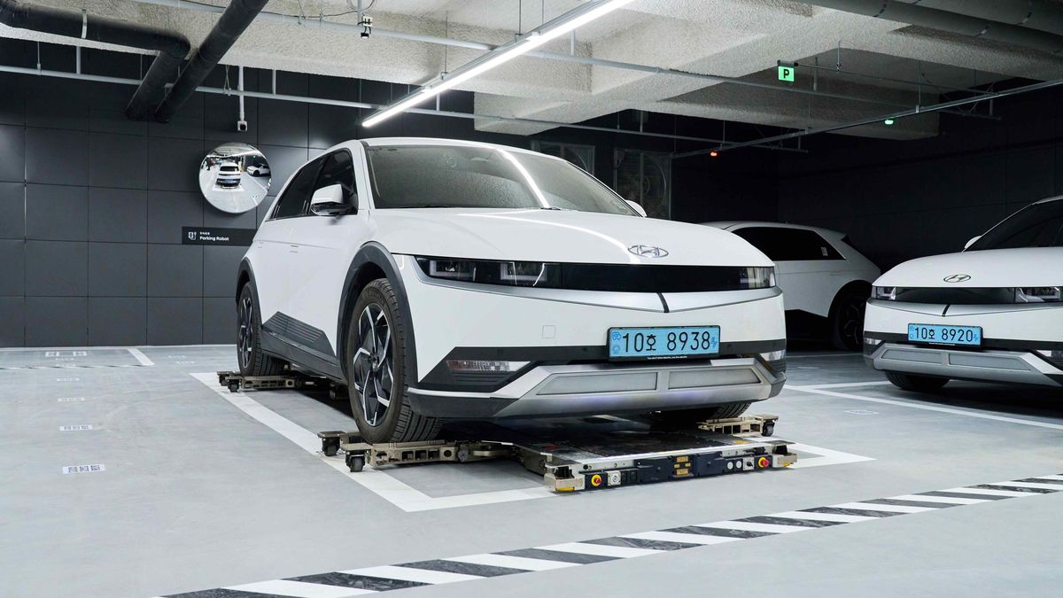 Parkovací roboti od Hyundai nadzvednou a přemístí auto. Čeká je ostrý test, slibují výraznou úsporu místa