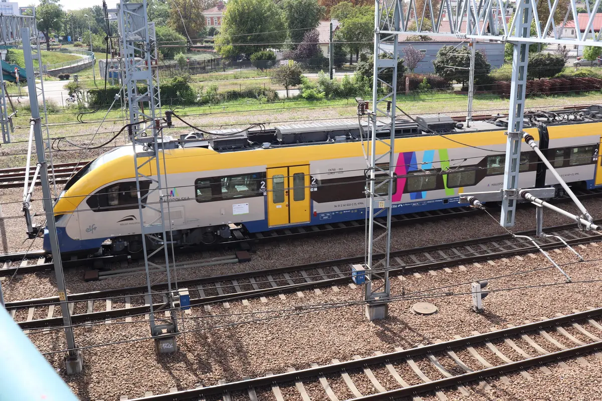 Stržená trolej zastavila provoz na části železniční trasy Praha - Kolín