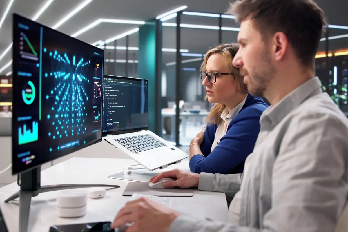 Technologičtí giganti stěhují AI lidem domů