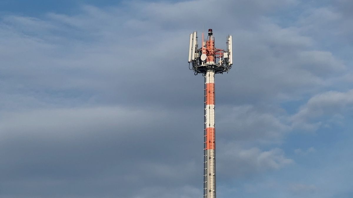 Na vysílač u Plzně vylezl muž a vyhrožuje skokem, policie s ním už 11 hodin vyjednává