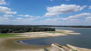 Záběry z dronu ukazují vysychající vodní nádrž v Anglii