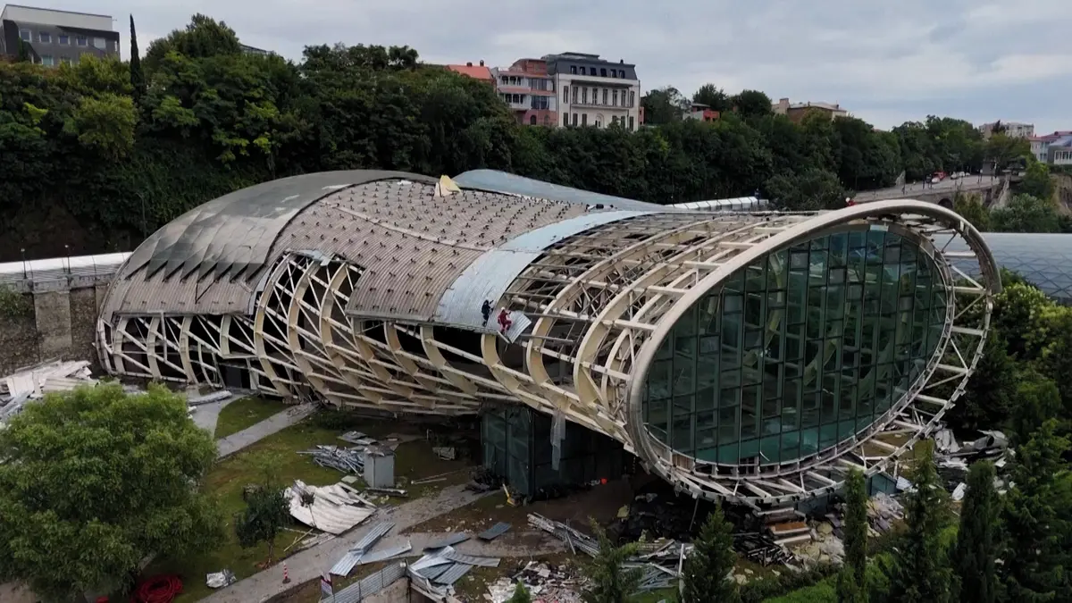 Tbilisi se zbavuje svého kontroverzního symbolu: „trubek“ v parku Rike