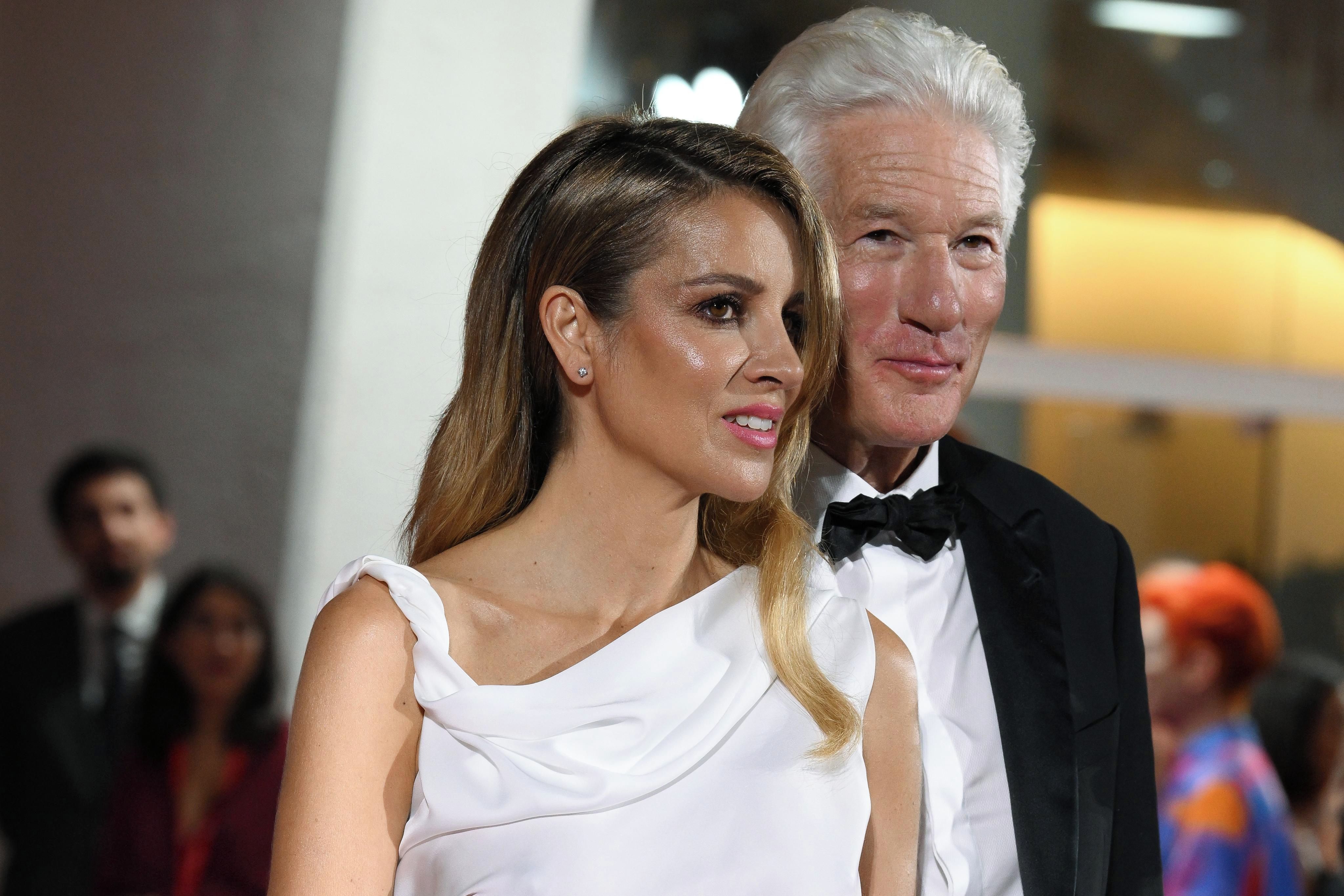 Herec Richard Gere s manželkou Alexandrou