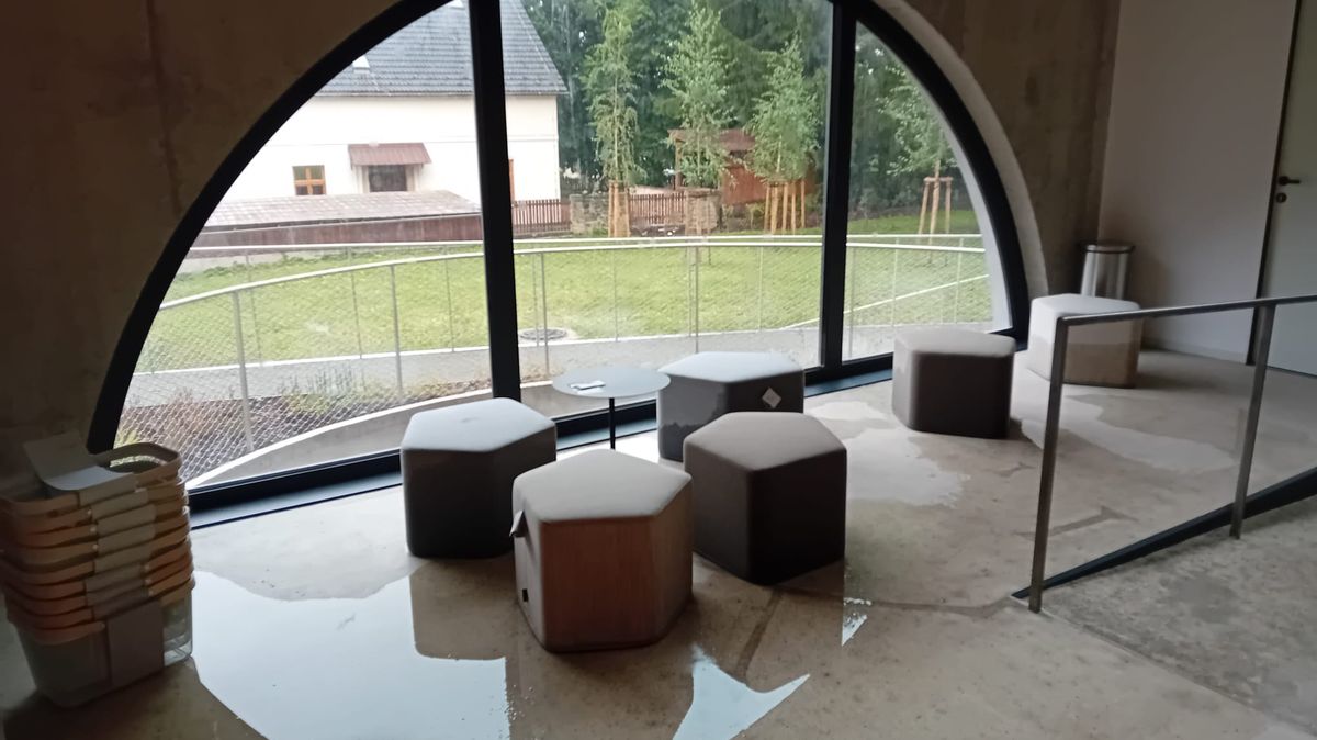 Novou knihovnu v Turnově poničil přívalový déšť. Její otevření se odkládá