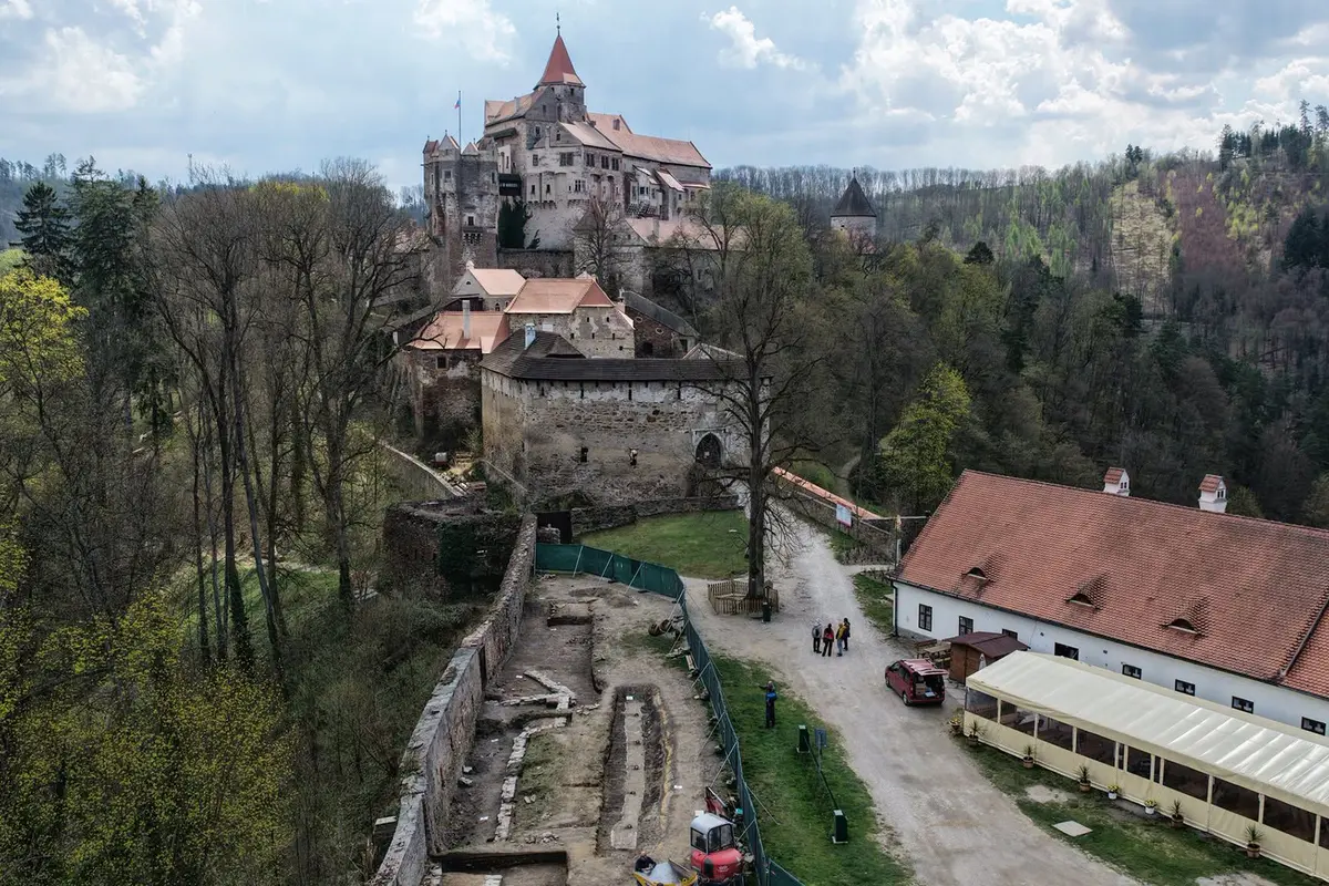 Hrad Pernštejn měl netradiční kalhotové střílny, archeologové vykopali i 60 dělových koulí