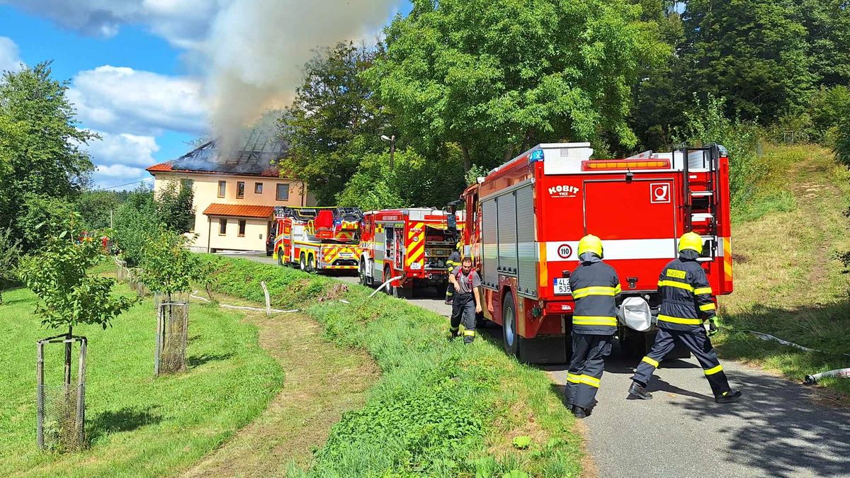 Na Semilsku hořel rodinný dům. Lidé stihli včas utéct, škody jsou za 4 miliony