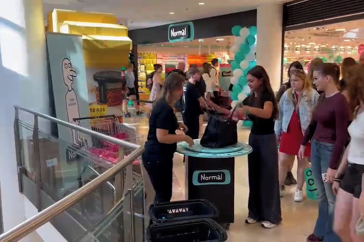 Stovky lidí přišly do pražské Flory na otevření první prodejny diskontu Normal