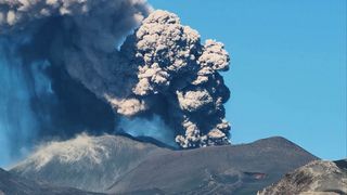 Turistu při výstupu na Etnu zabil blesk