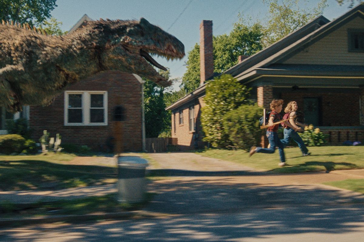 RECENZE: Dinosauři vypadají k světu, zbytek filmu Konec Oak Street už méně