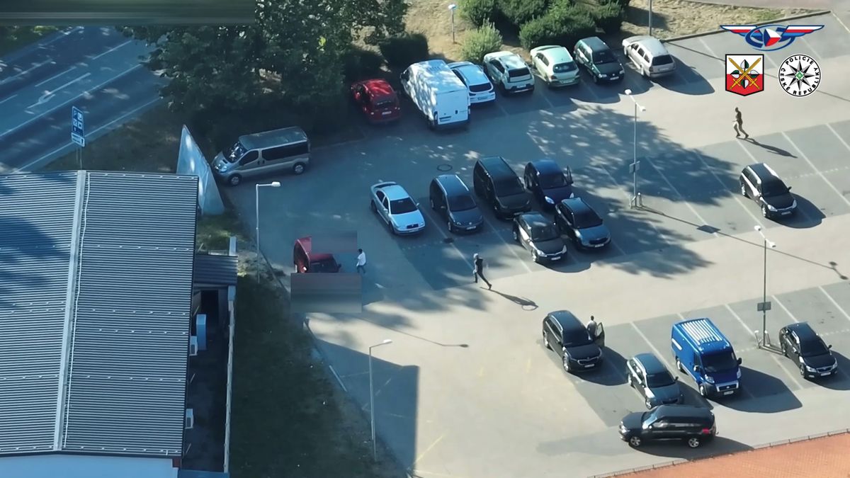 Mladý kurýr si na parkoviště přijel pro stovky tisíc, při předávce ho sebrala jihočeská zásahovka