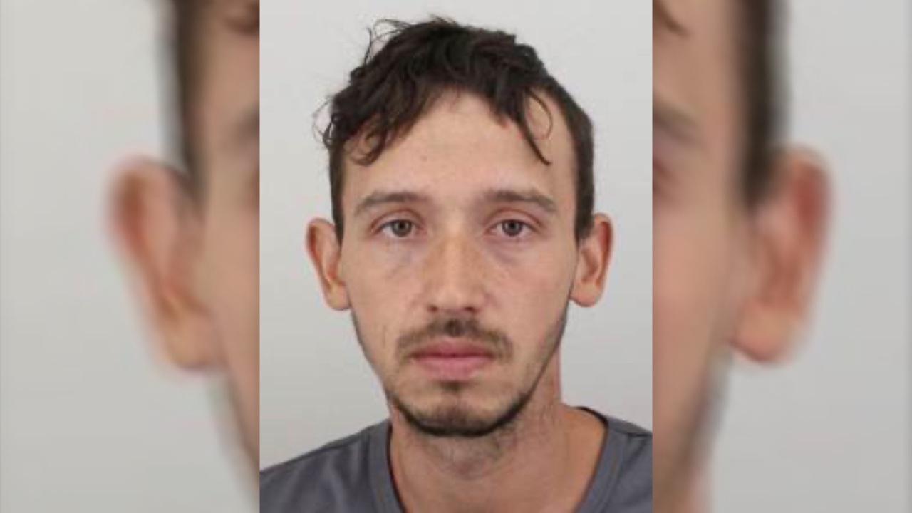 Vyhledává práci u koní, naposledy na Benešovsku. Policie pátrá po muži, jehož zadržení posvětil žalobce
