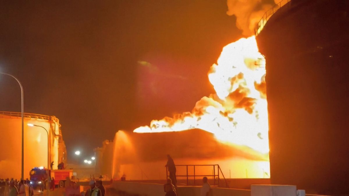 Ropná nádrž se zhroutila. Rafinérii v libyjském přístavu zachvátil po útoku dronů obrovský požár