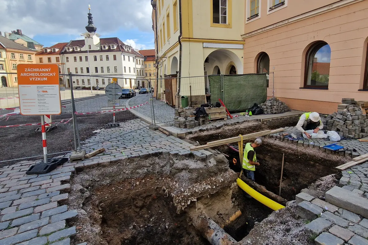 Pokládka teplovodu v centru Hradce Králové zaměstnává archeology, ale někdy i mordpartu
