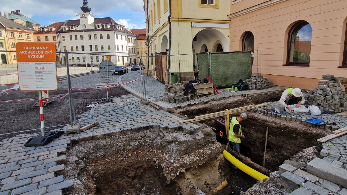 Pokládka teplovodu v centru Hradce Králové zaměstnává archeology, ale někdy i mordpartu