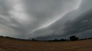 Podívaná nad Čechami: Na čele ranních bouřek se vytvořil působivý shelf cloud