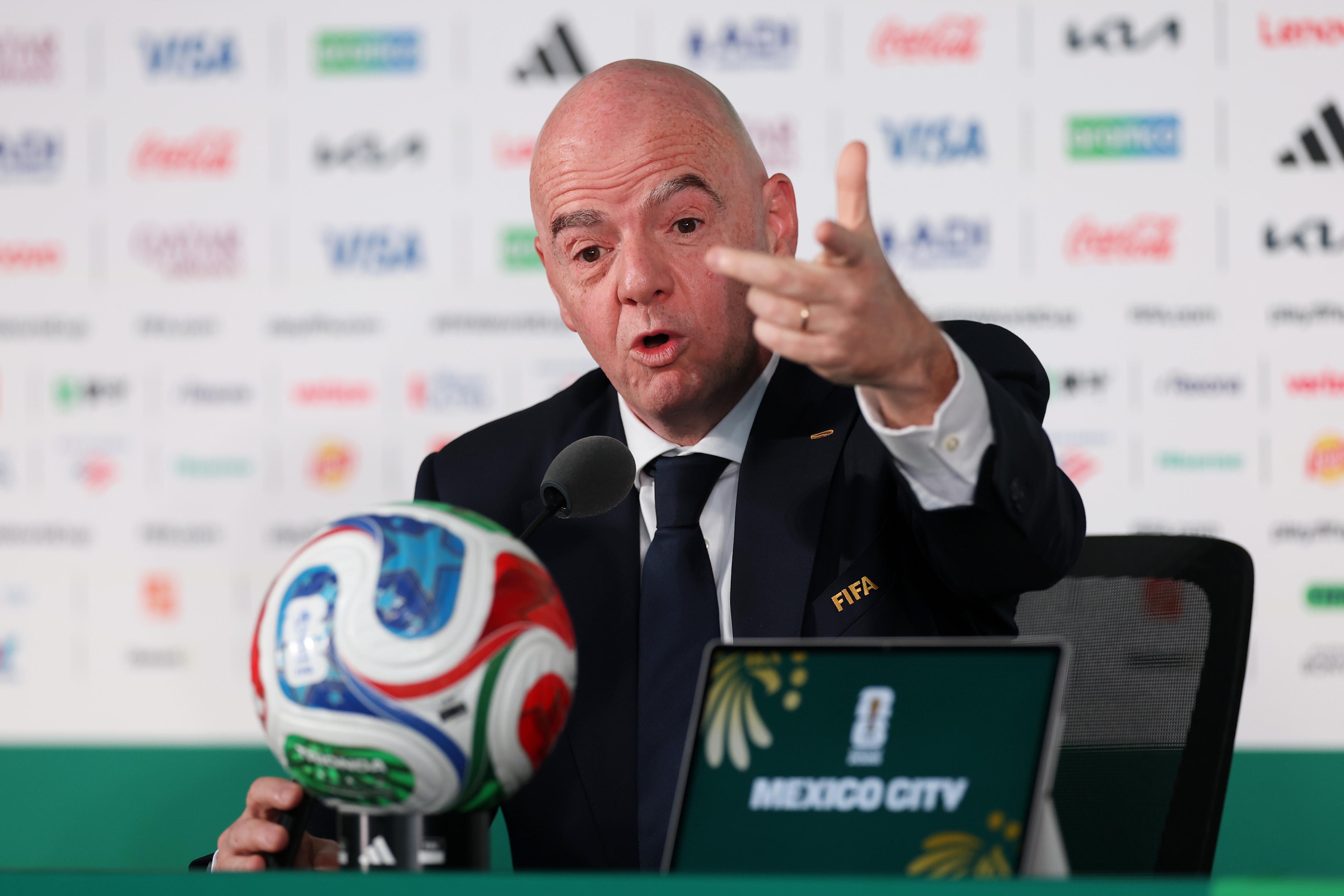 Kritizoval Infantina kvůli plánu miliardových investic. Teď ve FIFA skončil