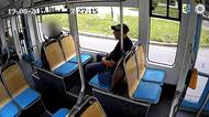 Muž se ukájí před dívkami v ostravských tramvajích. Policie zveřejnila video