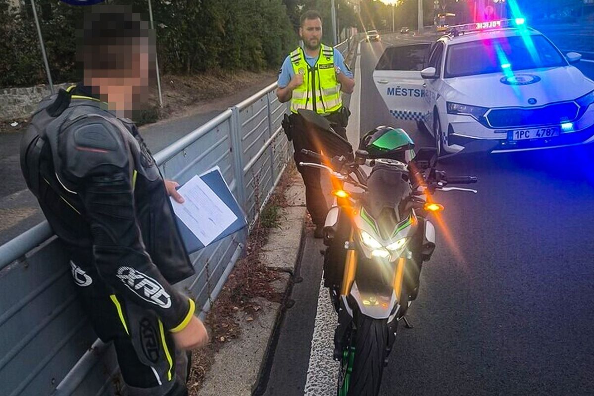 Ulicí jako po dálnici. Motorkáři v Plzni naměřili 120 km v hodině