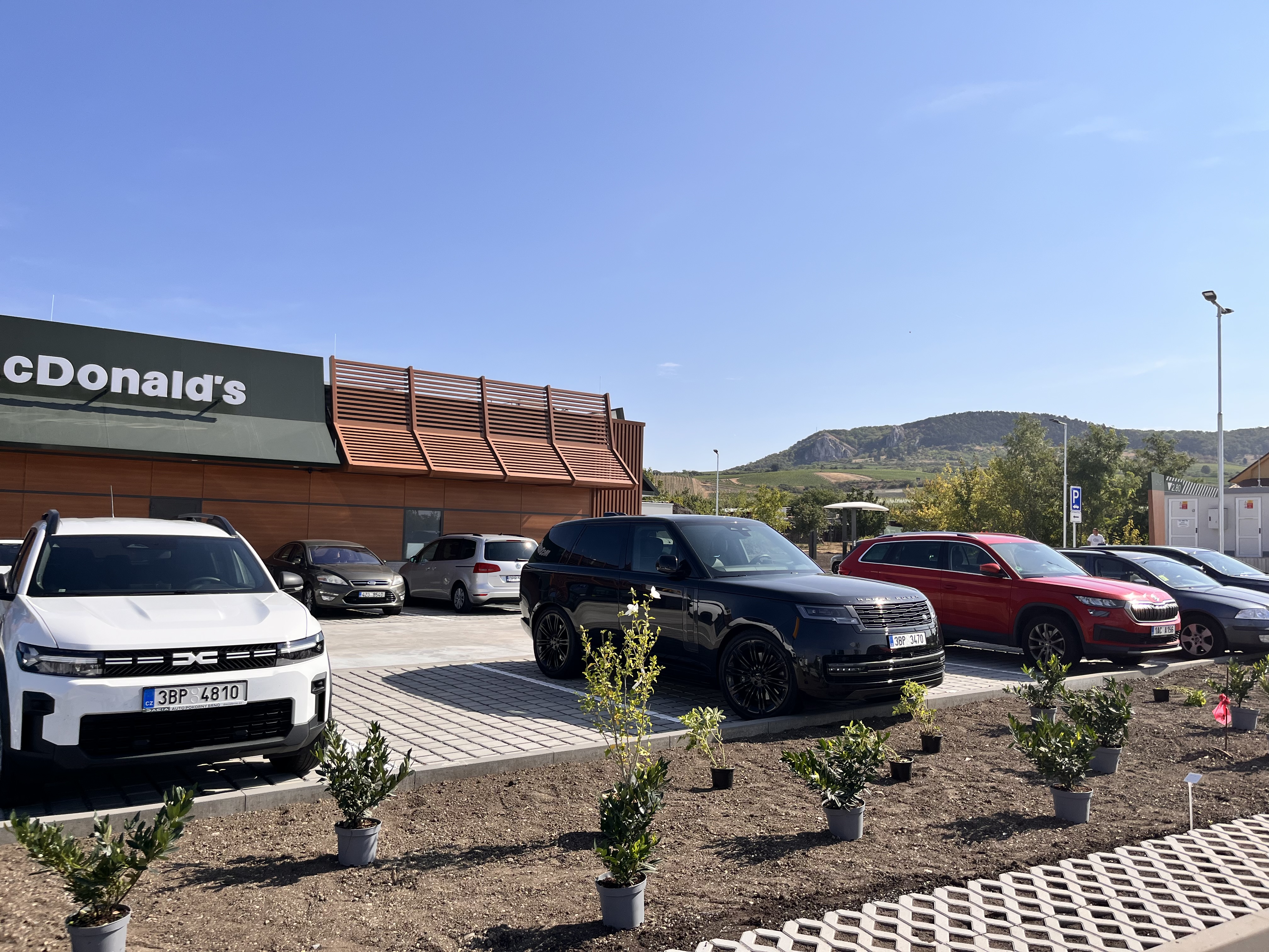 V CHKO Pálava otevřeli McDonald's. Nesmí být moc vidět