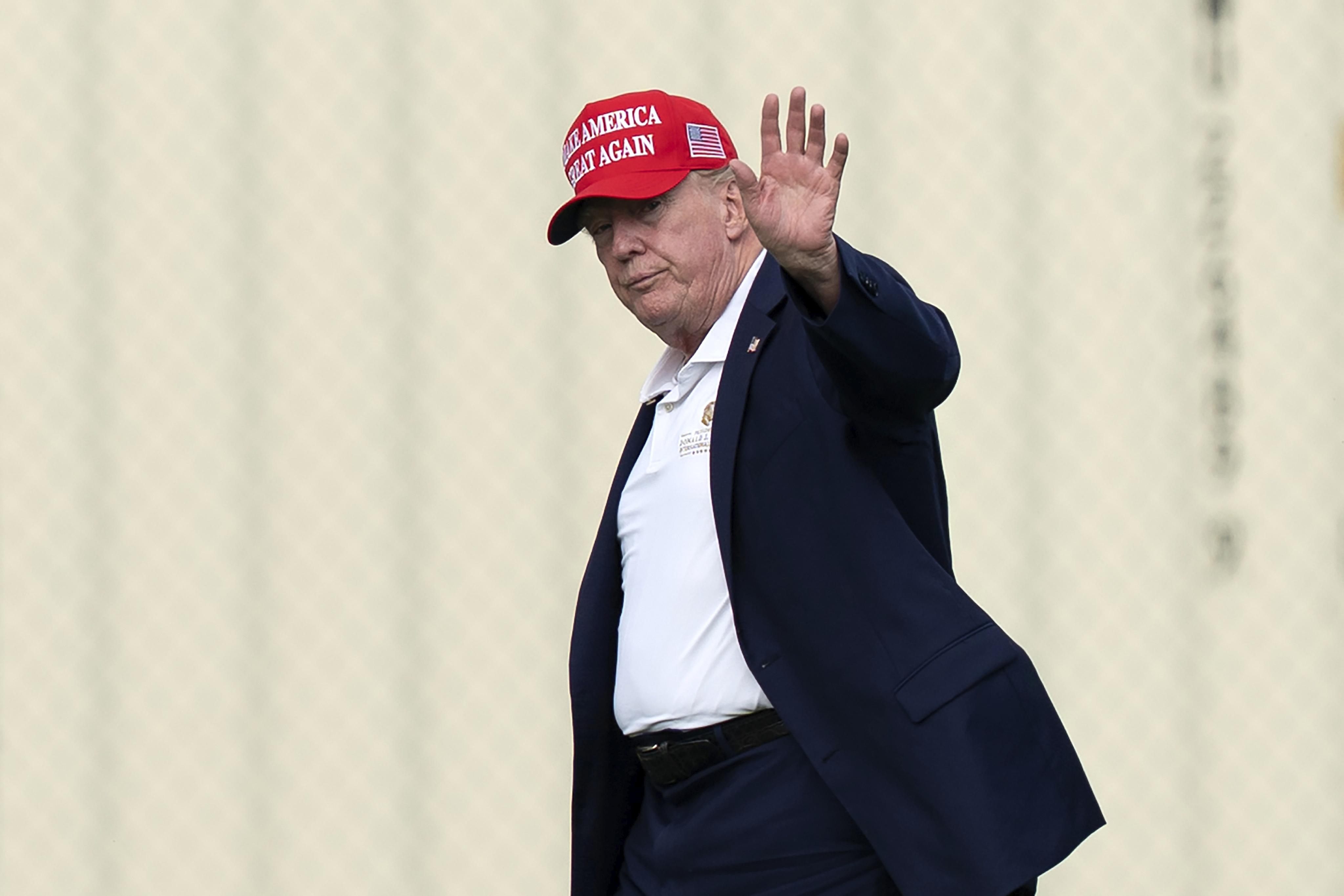 Trump zdvojnásobí cla na kanadská auta a díly