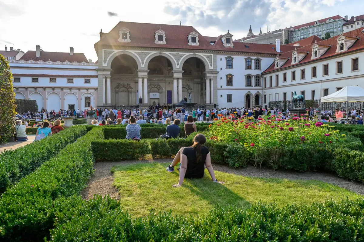 Symfonický orchestr FOK zahájil novou sezonu koncertem ve Valdštejnské zahradě
