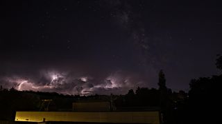 Fotograf Novinek v noci na obloze zachytil unikátní kombinaci dvou přírodních úkazů