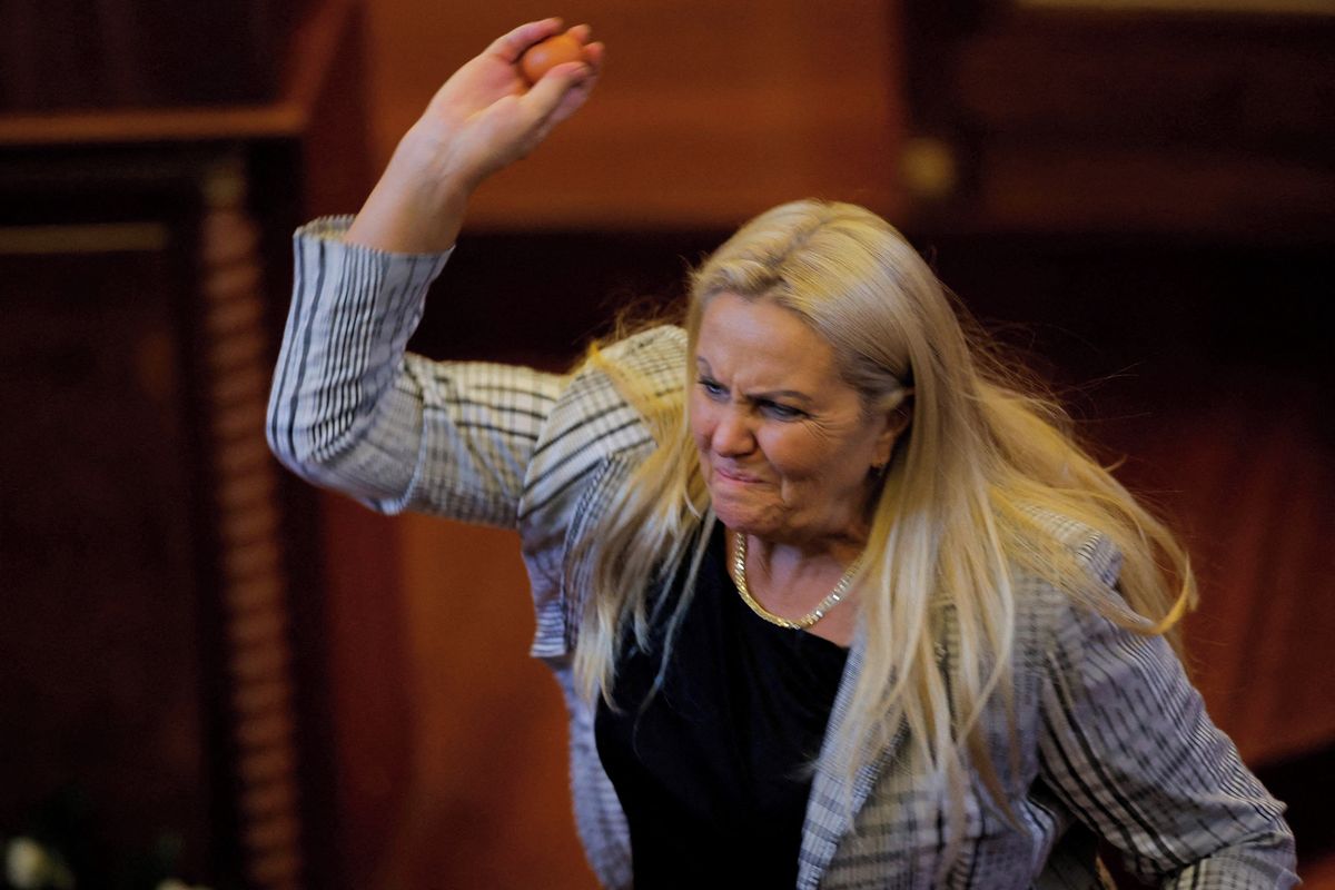 Na kosovského premiéra v parlamentu létala vejce