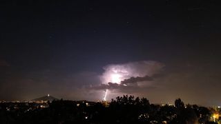 FOTO: Blesky rozzářily noc nad Českem