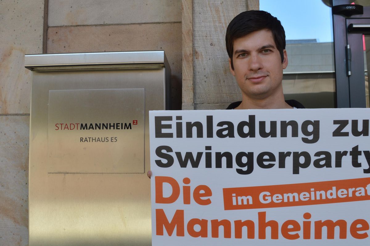 „Komunální politika z nové perspektivy“. Městský zastupitel v Německu ohlásil swinger party na radnici
