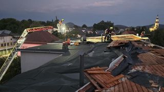Poničené střechy a stovky vyvrácených stromů. U Nového Boru běsnil downburst