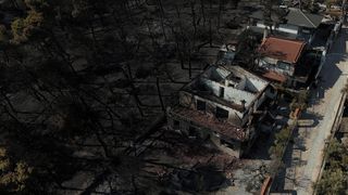 Spálené Řecko. Záběry z dronu ukazují zkázu po požárech