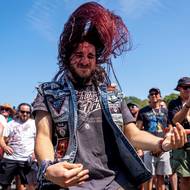 Brutal Assault se koná už po devětadvacáté. Každý den se v Josefově baví tisíce fanoušků metalu a podobných stylů. 
