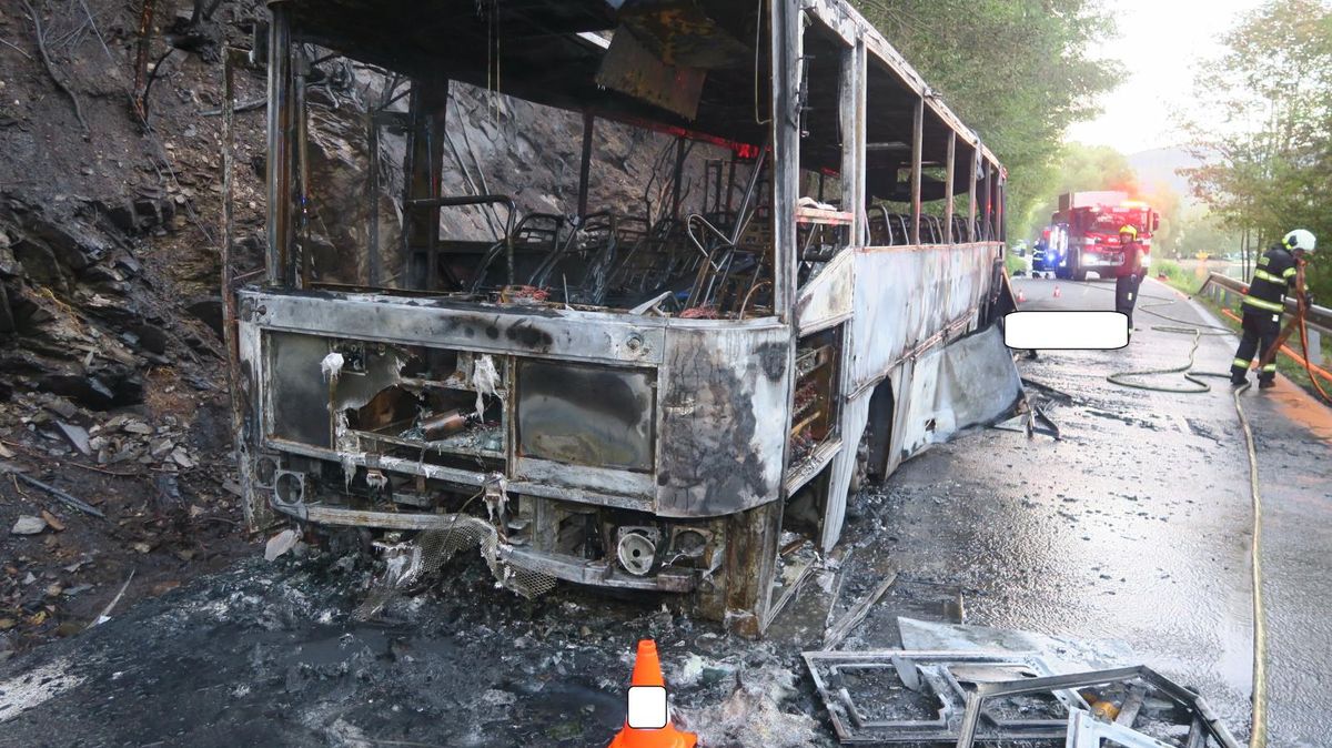 Motorku i autobus po srážce u kempu na Českokrumlovsku pohltily plameny. Motocyklista nepřežil