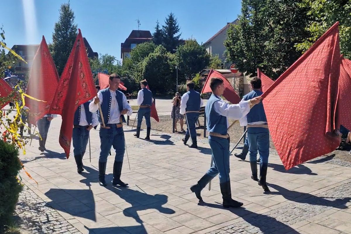 Bojkovjané oživují vzácnou tradici: Chytání Kuruců kombinuje šavlové tance i jízdu na voze