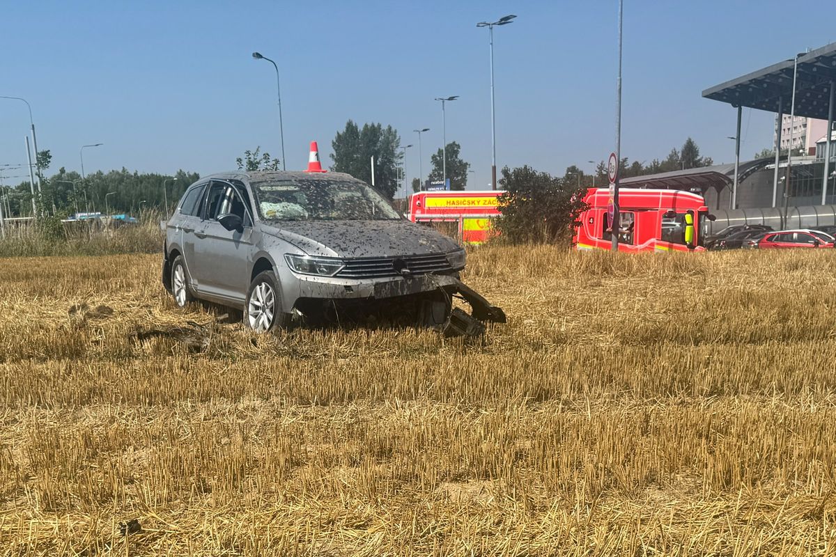 Šofér při průjezdu křižovatkou v Ostravě zkolaboval. Auto s třemi dětmi skončilo v poli