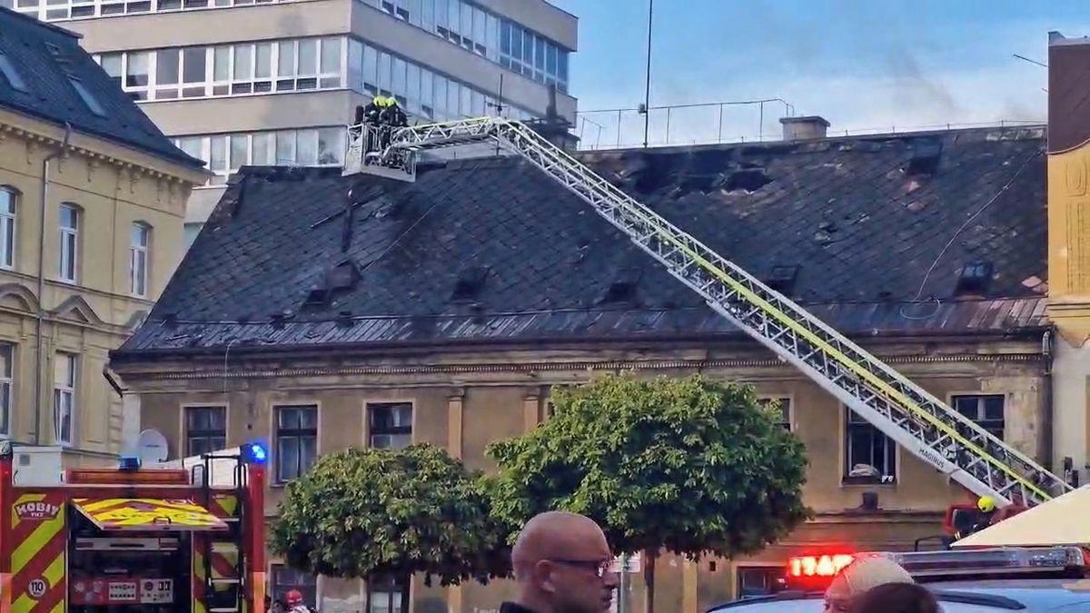 V centru Liberce hořel obytný dům. Utekly z něj desítky lidí