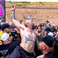 Brutal Assault píše už svůj 29. ročník. A k metalu patří divoká zábava. Klidně i pogo pod pódiem. 