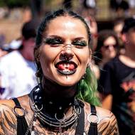 Piercing, kůže, kov… Prostě, co nejvýraznější outfit. V Josefově na Brutal Assault nic divného. 