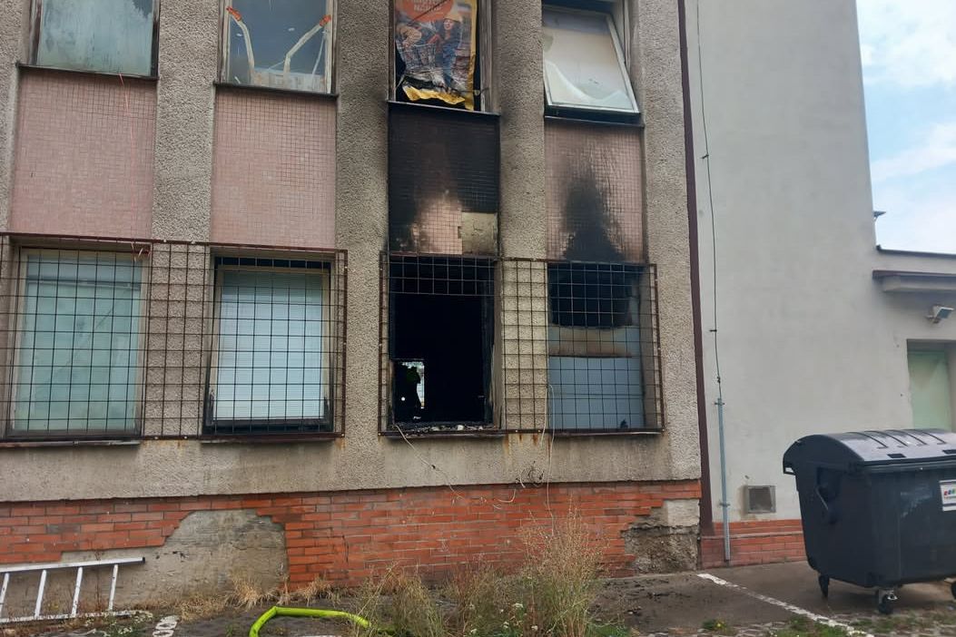 Požár v hodonínské ubytovně. Hasiči evakuovali lidi i zvířata 