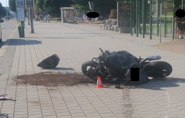Vrtulník zasahoval u vážné nehody v Havířově. Motorkář po nárazu utrpěl těžká zranění