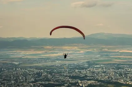 Britská armáda otestuje paraglidingové padáky, které jí umožní výsadky bez letadel
