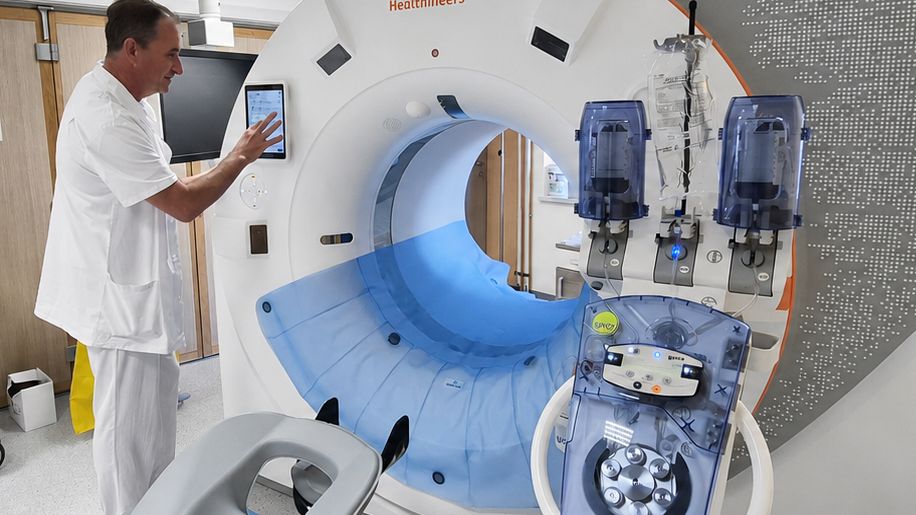 Lepší péči, ale i delší cesty. Pacienty mají na operace do center vozit sanitky