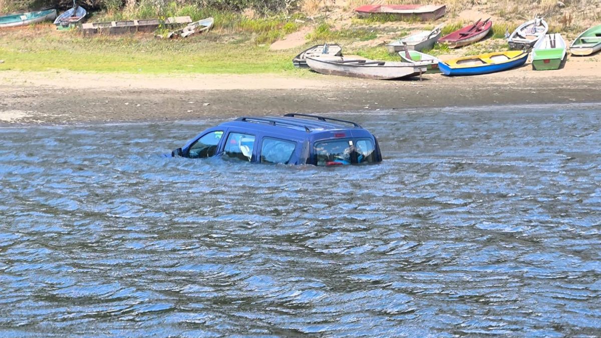 V Dalešické přehradě zachraňovali rybáře. Nejdřív mu do vody sjelo auto, pak mu v člunu došlo palivo