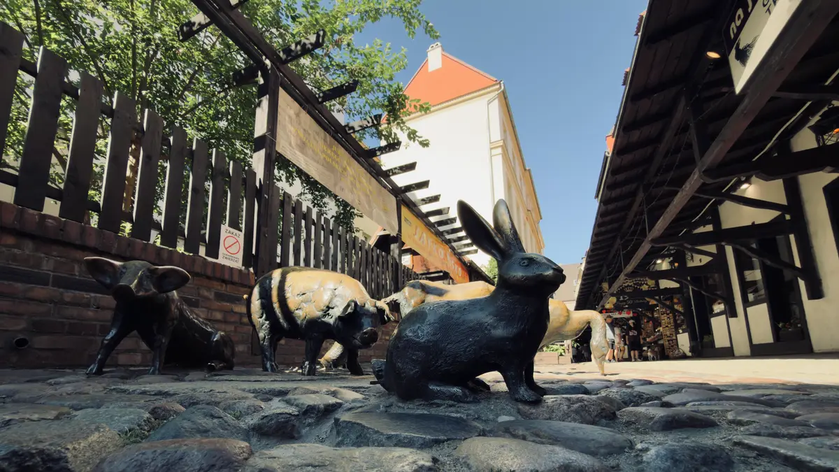Dřív tu hojně tekla krev. Nyní historickou uličku hlídají sochy mrtvých