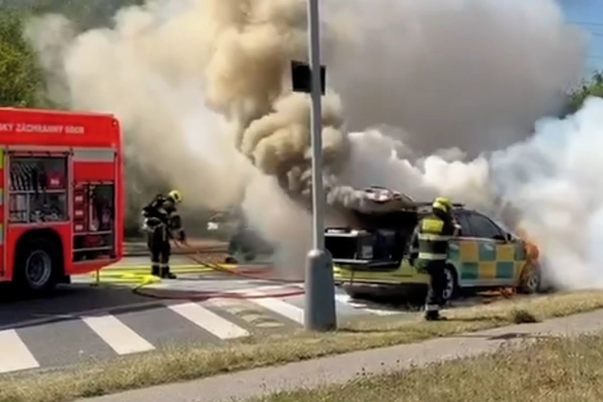 Poblíž pražské nemocnice Motol shořela sanitka