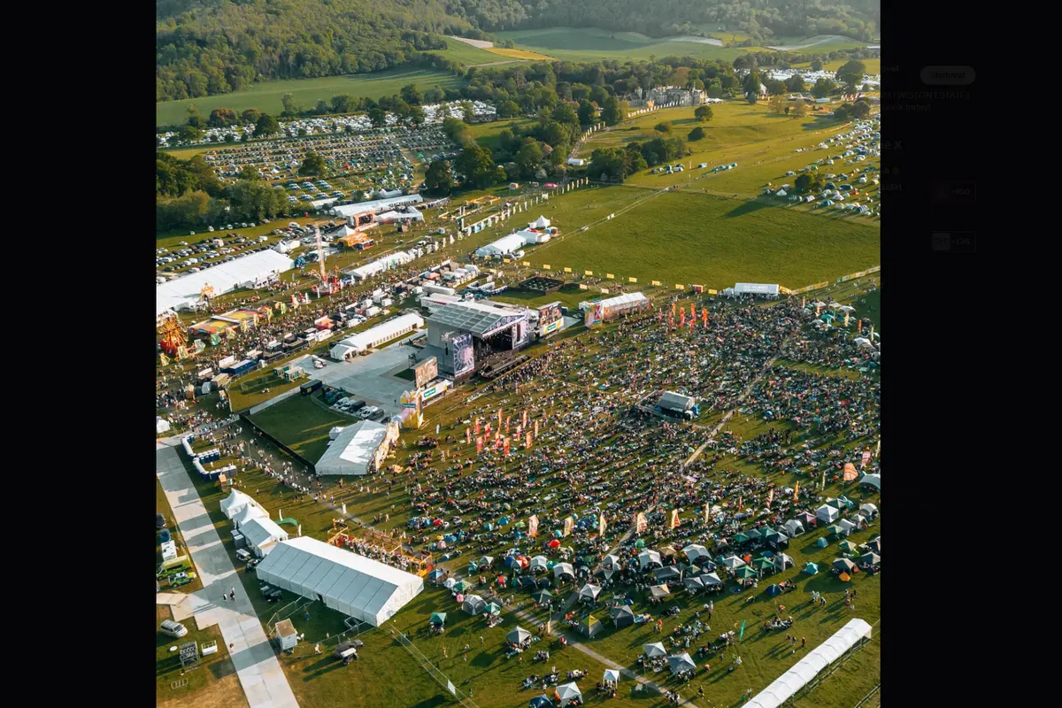 Na křesťanském festivalu v Británii spadl poutač, jeden muž zemřel a šest lidí se zranilo