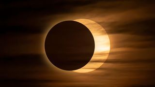 Čeká nás zatmění Slunce i vrchol Perseid. Čechům bude přát počasí