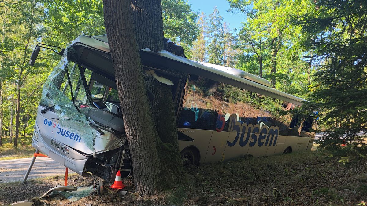 U Třeboně havaroval autobus. Na místě jsou i zraněné děti