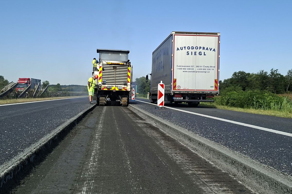 Na D11 frézují silničáři vozovku z devadesátých let. Je to největší letošní oprava na českých dálnicích